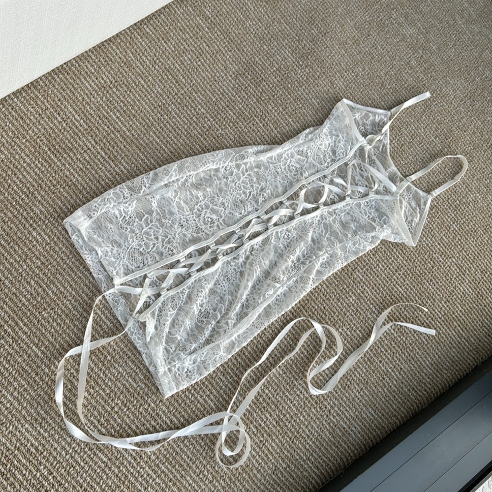 Lace mini dress - Picture 2 of 4